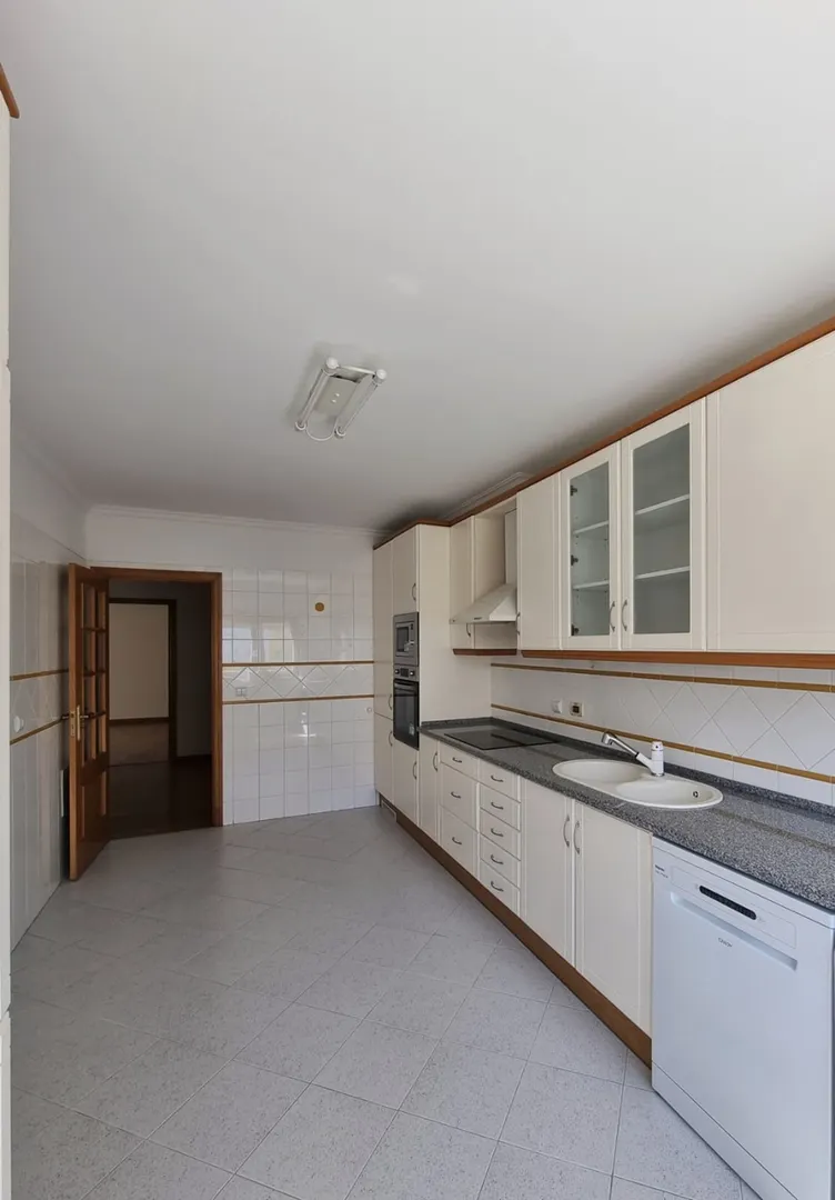 T4 com Garagem e Varanda no Prior Velho