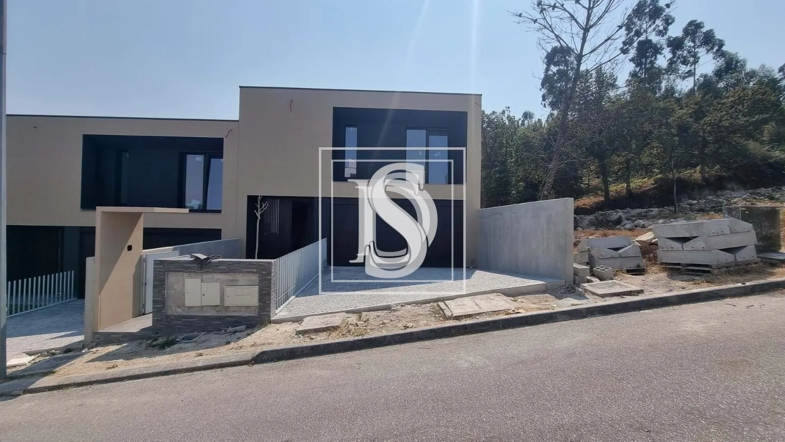 Vivendas T3, gaveto em banda situada em Lanhoso- Póvoa de Lanhoso