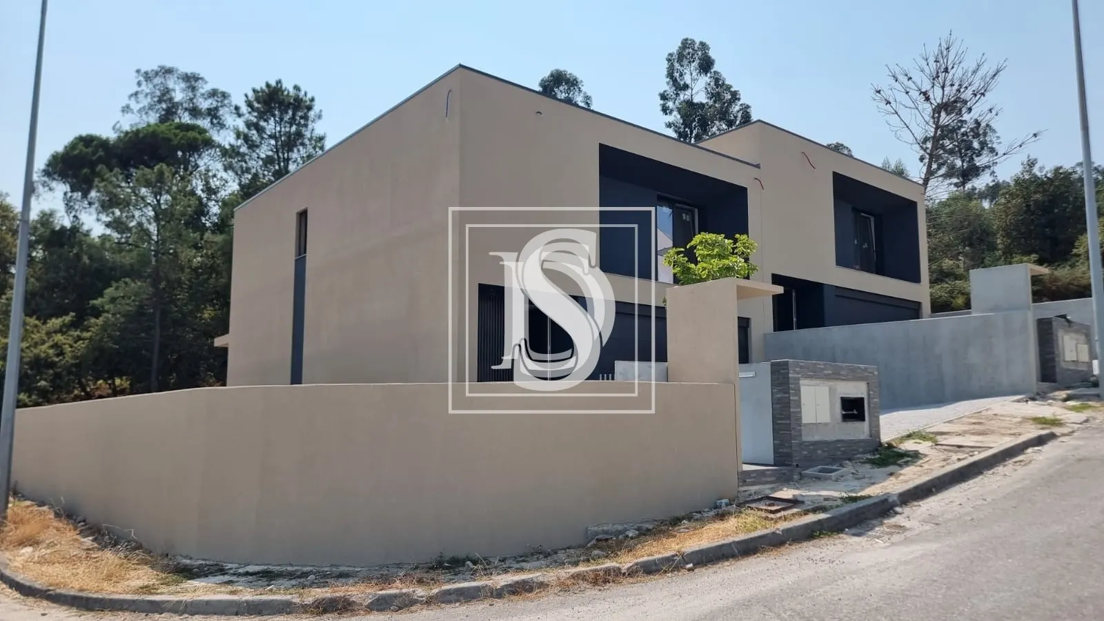 Vivendas T3, gaveto em banda situada em Lanhoso- Póvoa de Lanhoso