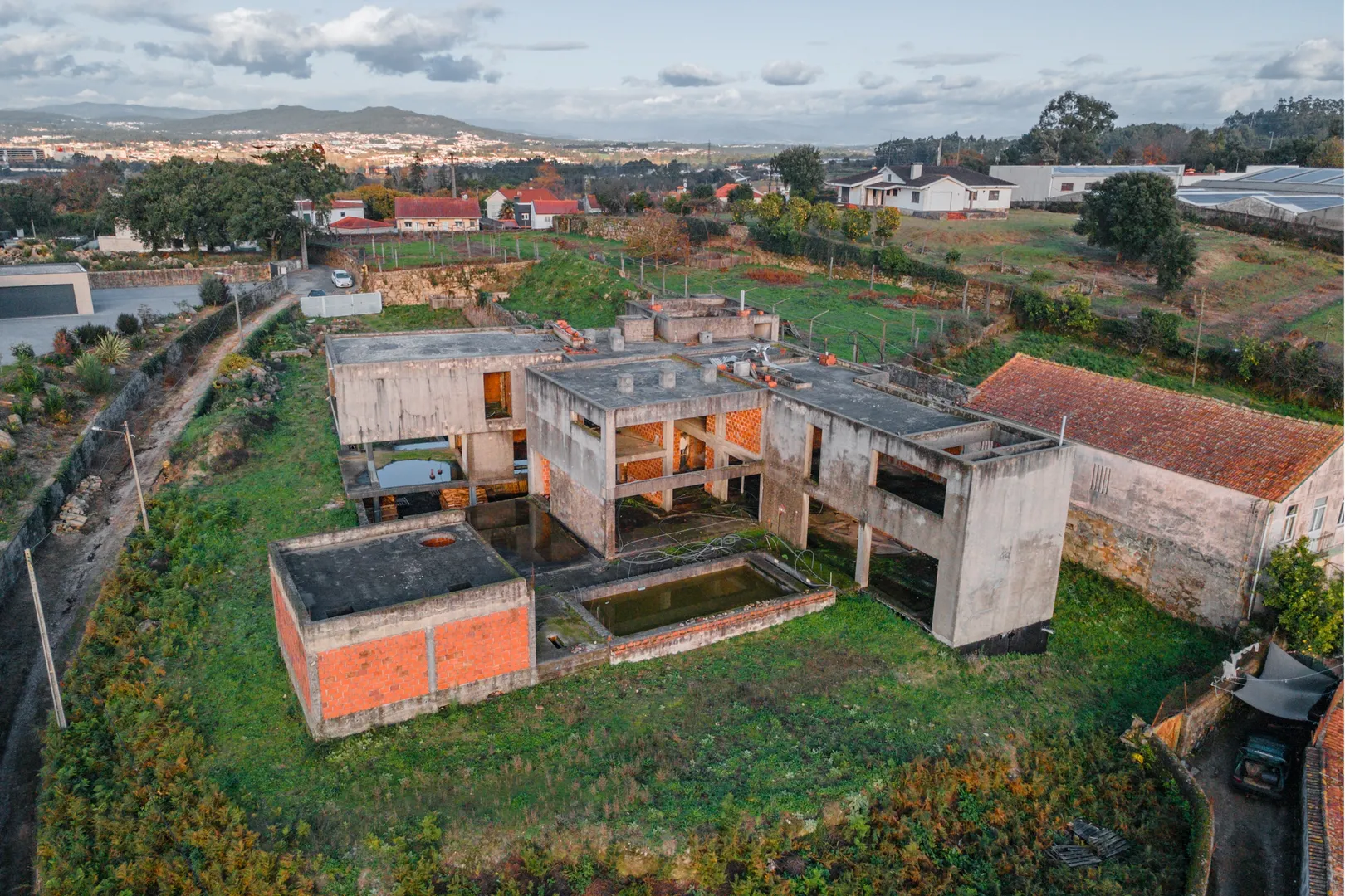 Projeto de Luxo para Concluir – Terreno + Estrutura em Alvelos