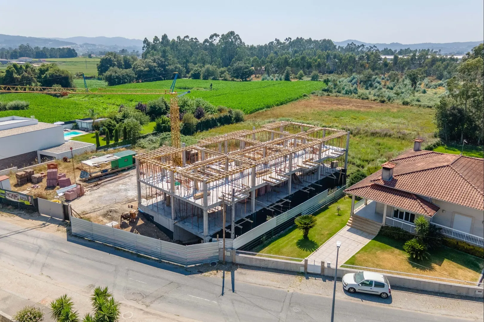 Moradia T3 de gaveto, NOVA, em Manhente, Barcelos