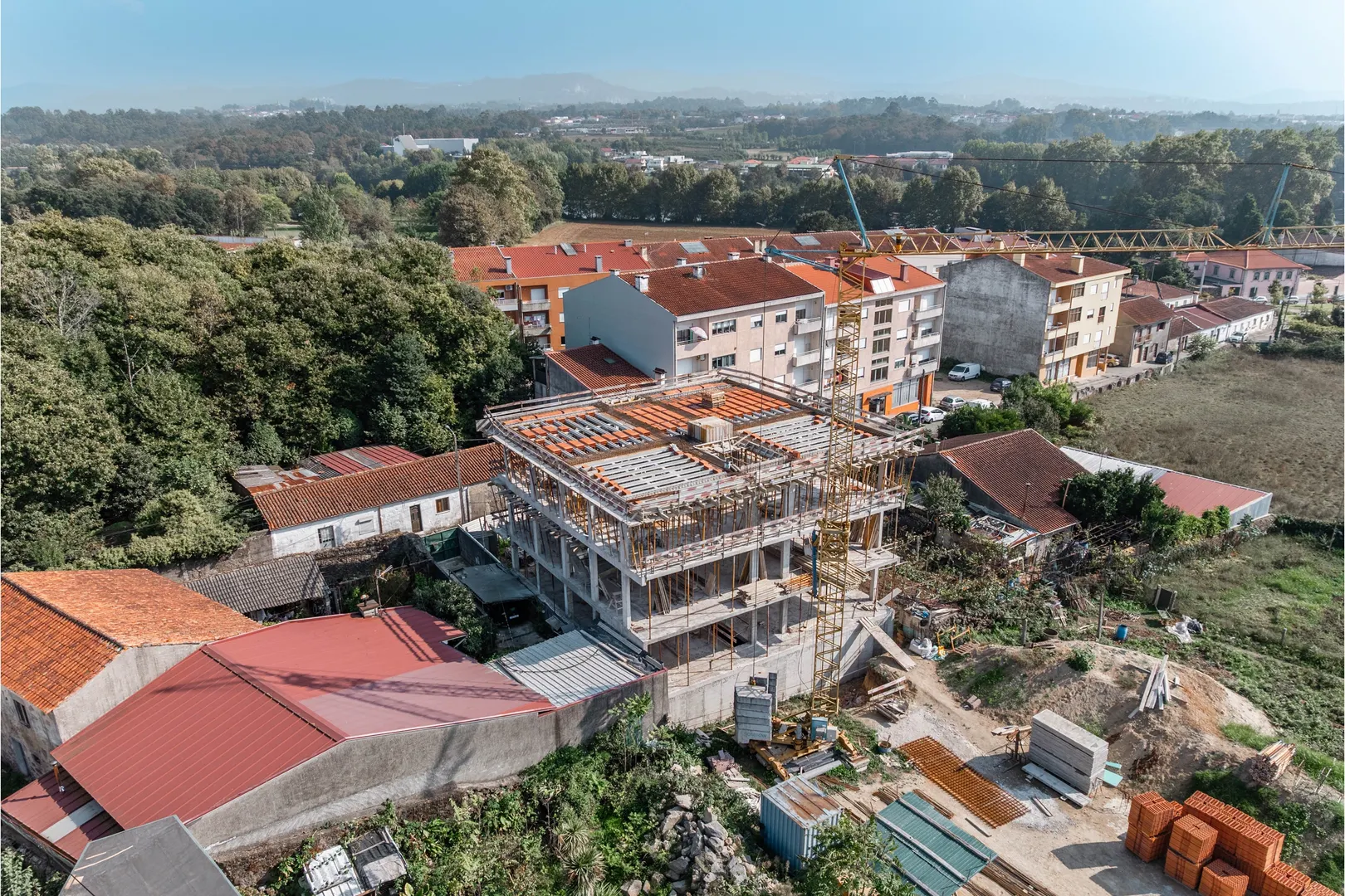 Apartamento T2, NOVO, c/ logradouro e garagem
