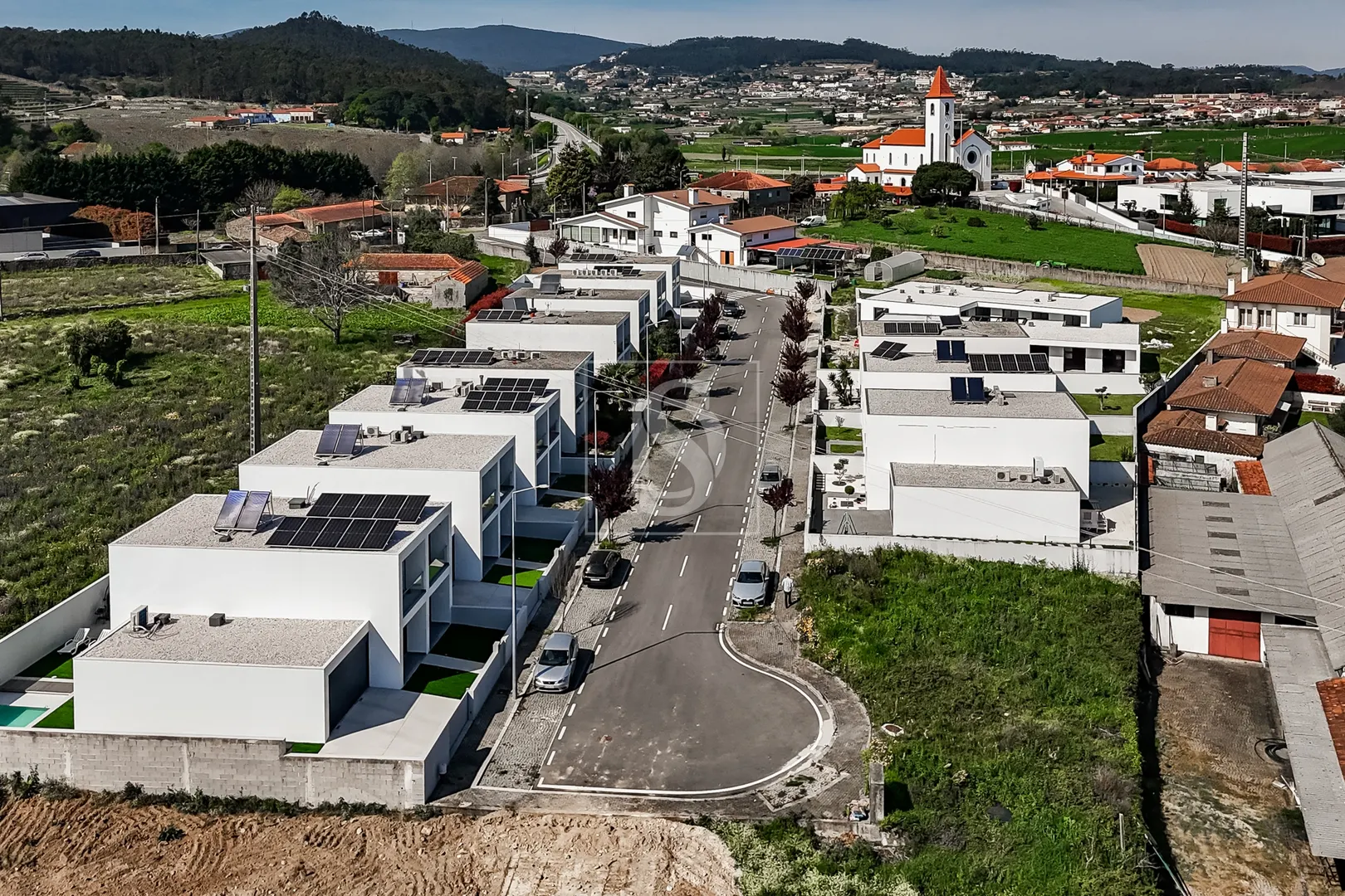 Moradia T4, Moderna, com Piscina e Jardim, a 2 minutos do Centro de Barcelos