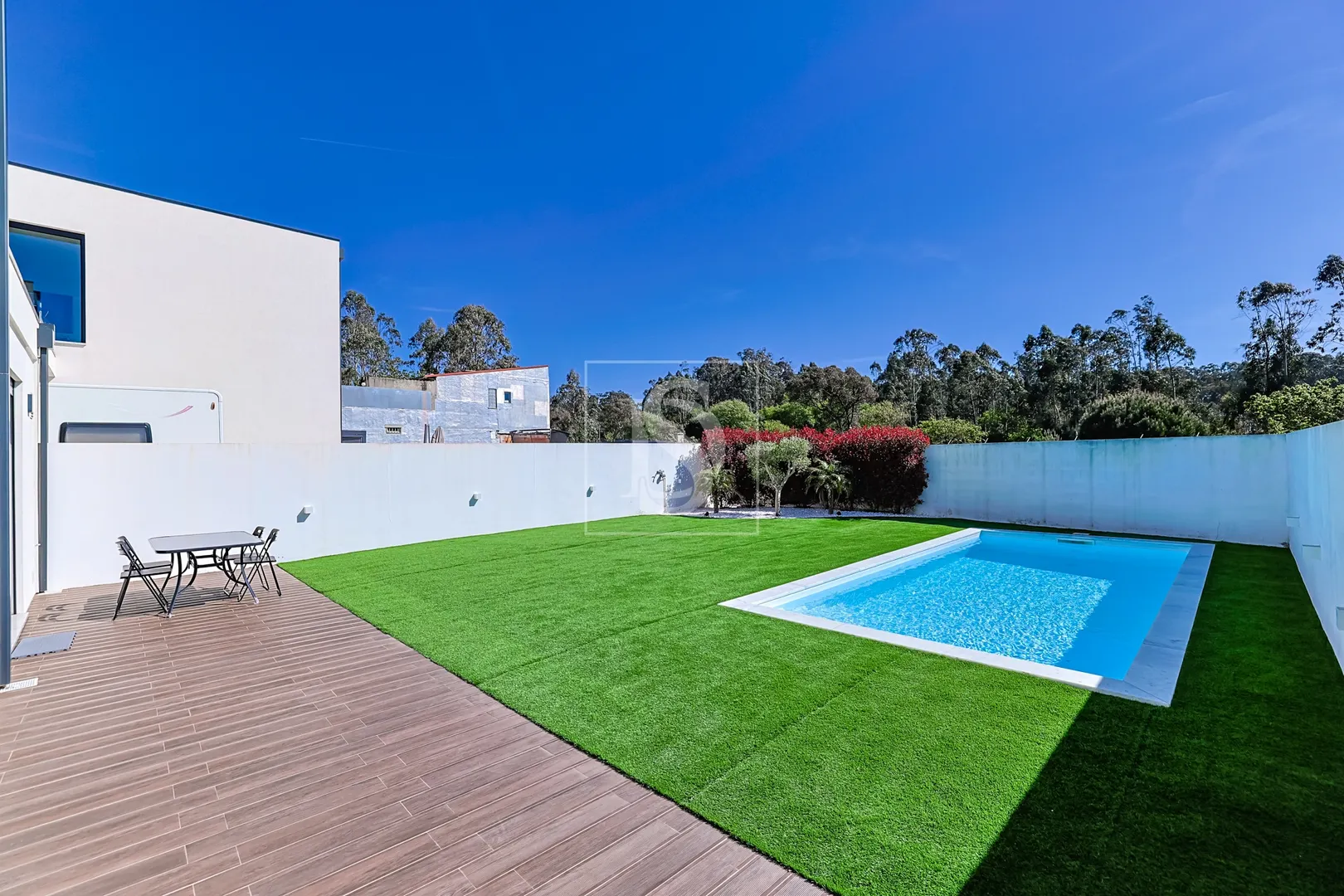 Moradia T4, Moderna, com Piscina, a 500m da Praia em Lavra