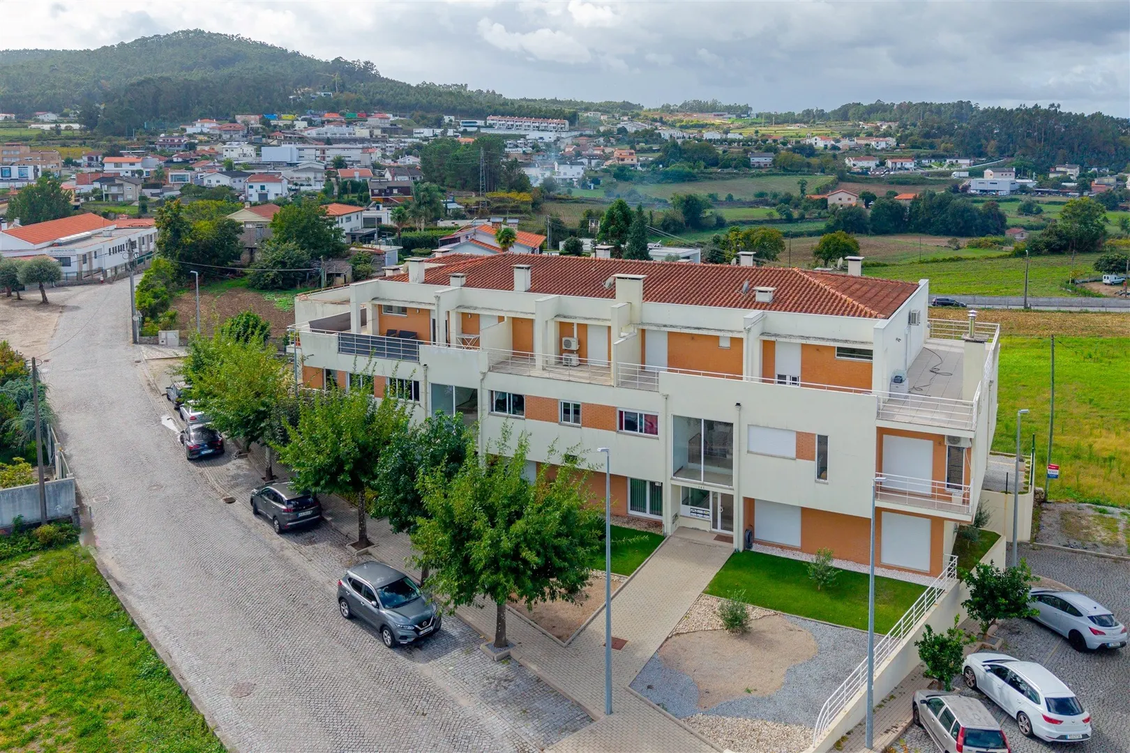T2 com terraço e lugar de estacionamento – Várzea, Barcelos
