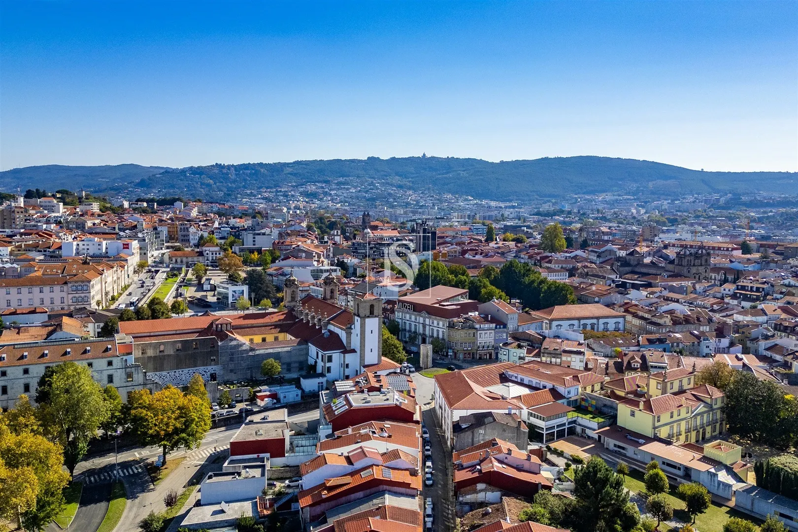 Apartamento T2, mobilado, no centro de Braga | Conforto e elegância contemporânea