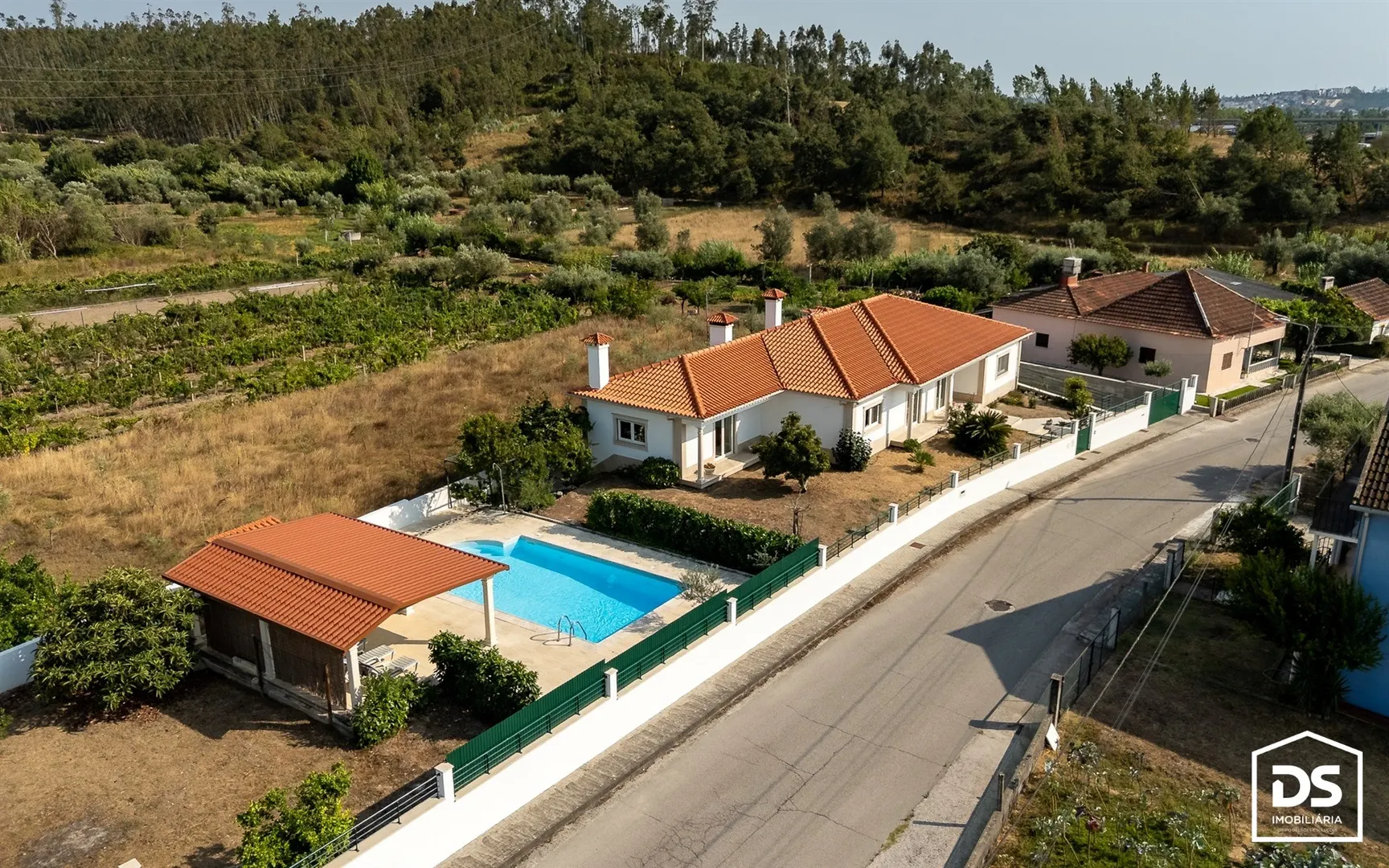 Moradia térrea com piscina e terreno em Pelariga - Pombal