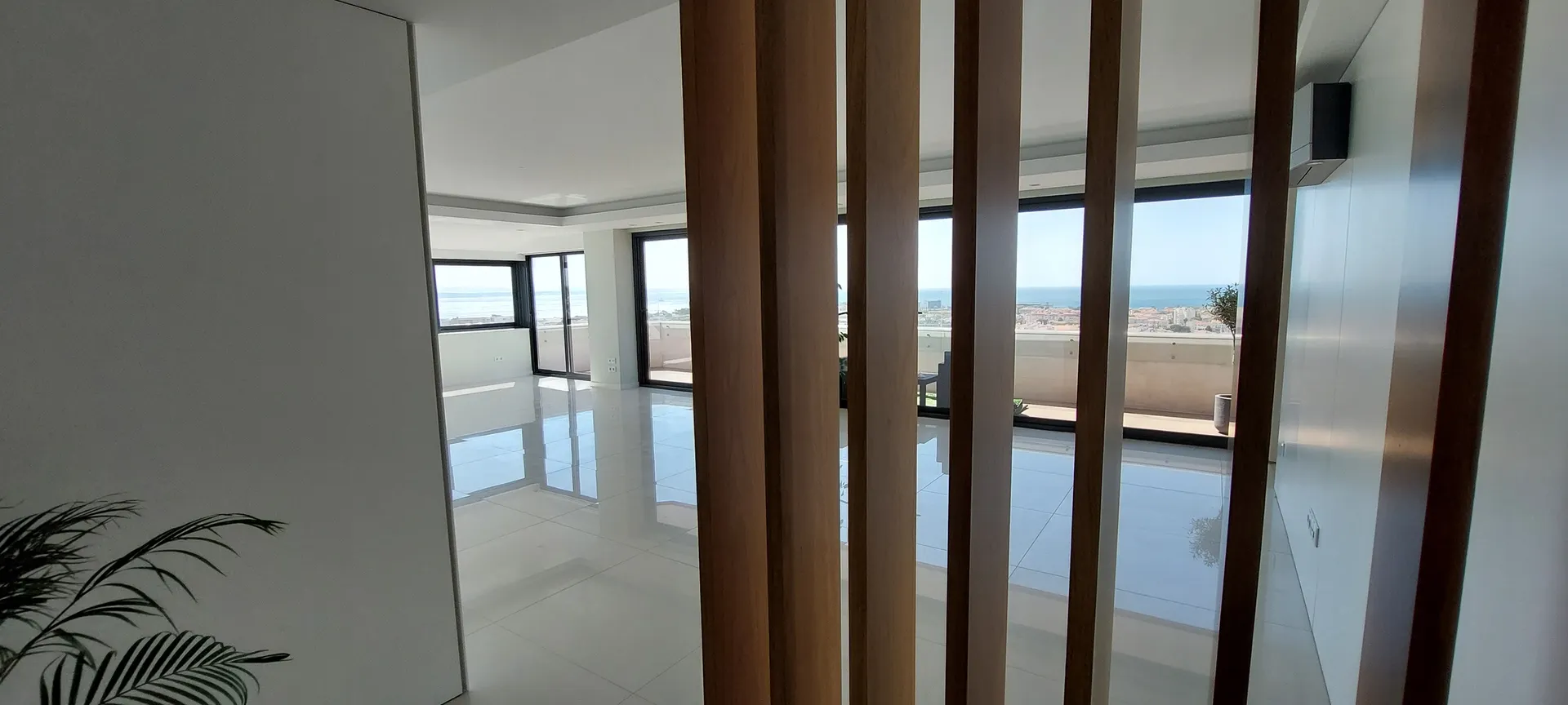 Exclusiva Penthouse T5 em Oeiras com Vista Mar Panorâmica