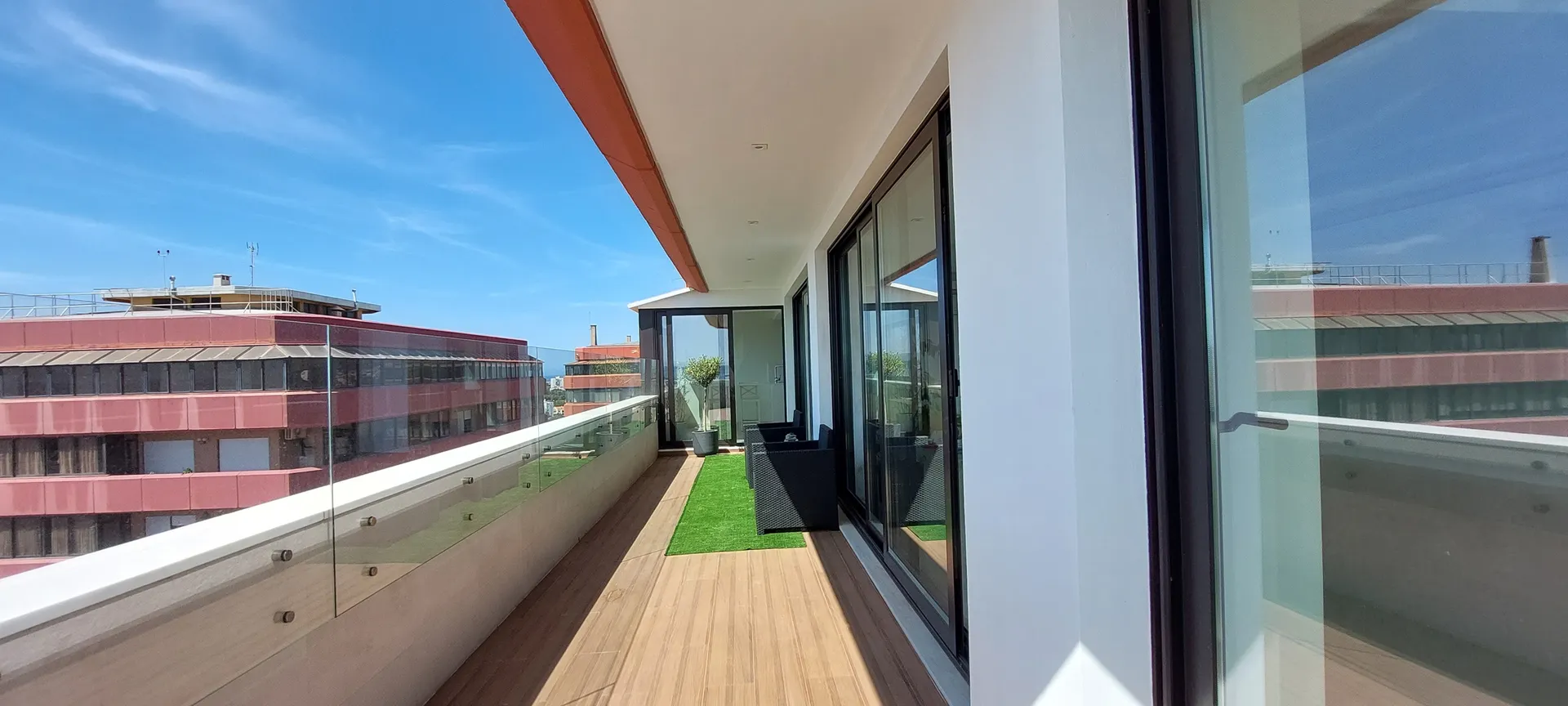 Exclusiva Penthouse T5 em Oeiras com Vista Mar Panorâmica