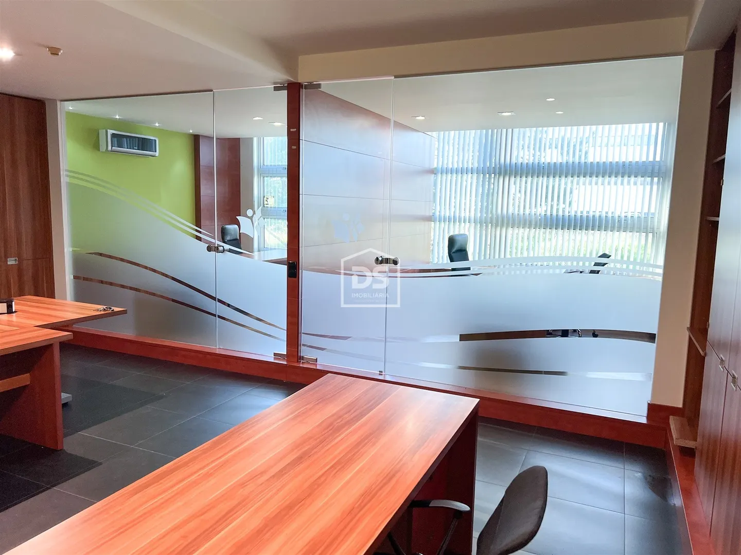 Escritório Pronto a Ocupar para Arrendamento na Marinha Grande com Estacionamento Privado