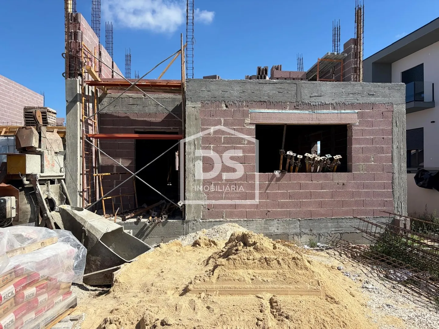Moradia T4 geminada em construção na Ortigosa