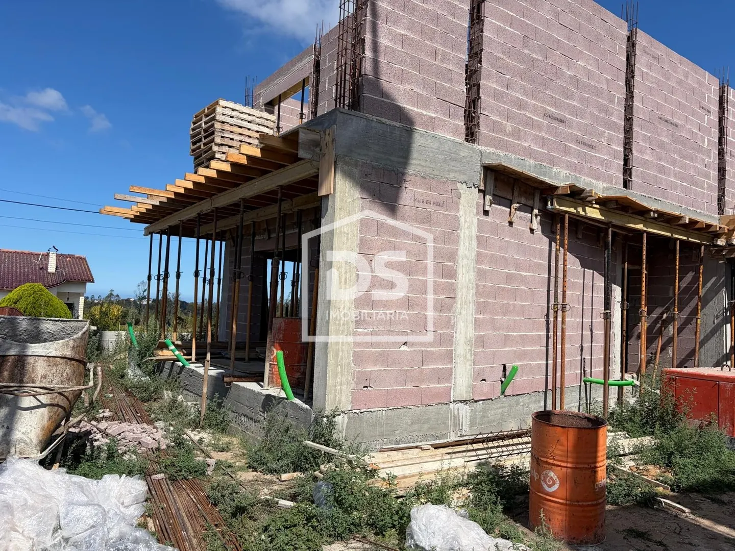 Moradia T4 geminada Ortigosa em construção