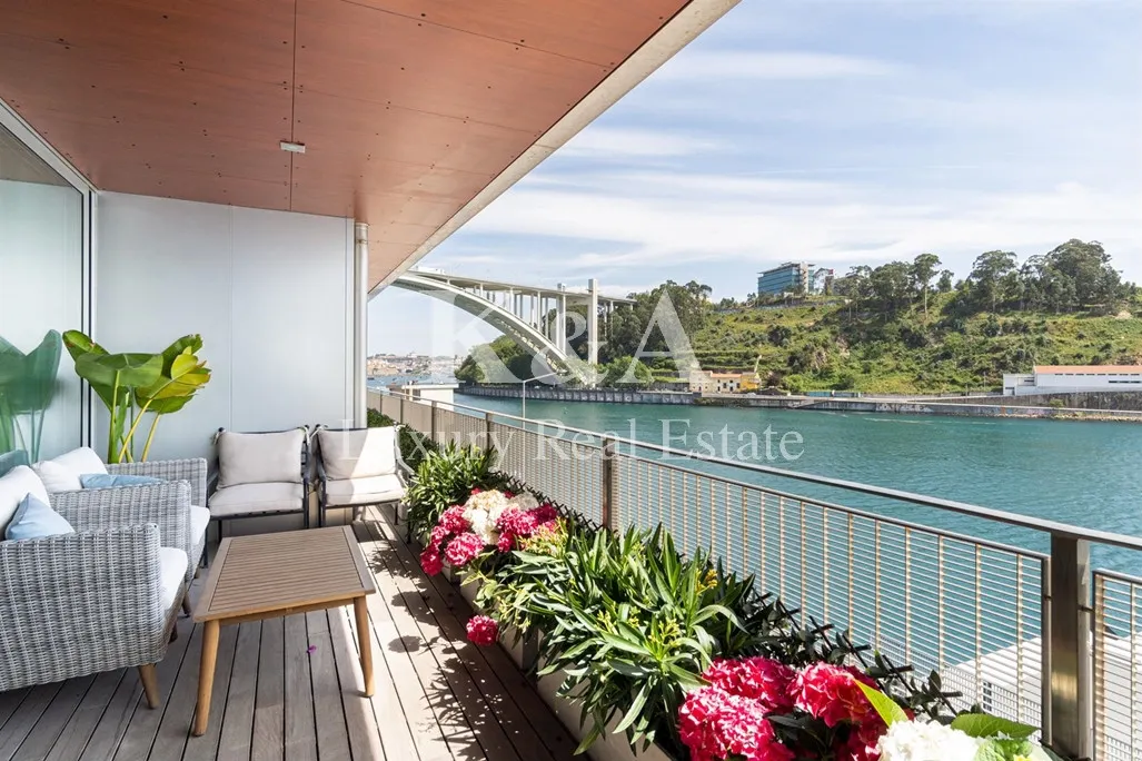 3-bedroom apartment on the Douro River waterfront, with stunning river and sea views