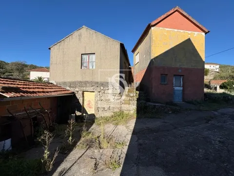 Moradia T1 com 2 pisos e anexos em Silvares da Serra