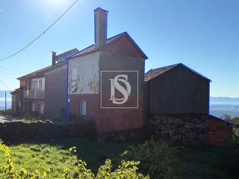 Moradia T1 com 2 pisos e anexos em Silvares da Serra