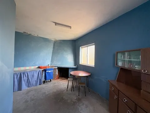 Moradia T1 com 2 pisos e anexos em Silvares da Serra