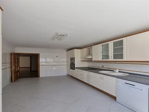 T4 com Garagem e Varanda no Prior Velho