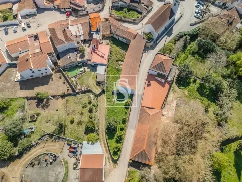 Oportunidade em Tomar: 2 Moradias para Recuperar com Terreno e Logradouro – 47.000€