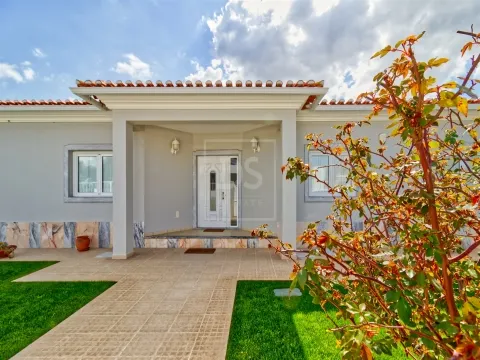 Moradia T4 Térrea com Jardim e Piscina | Quinta do Anjo – Palmela