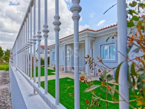 Moradia T4 Térrea com Jardim e Piscina | Quinta do Anjo – Palmela