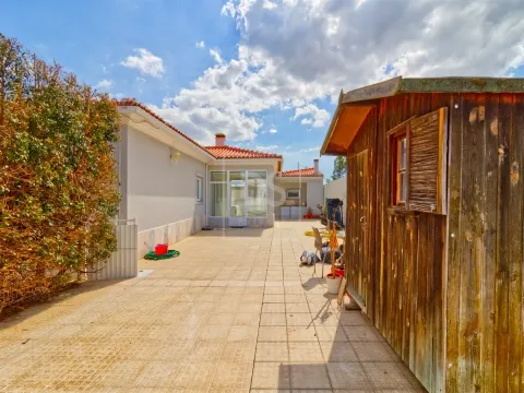 Moradia T4 Térrea com Jardim e Piscina | Quinta do Anjo – Palmela