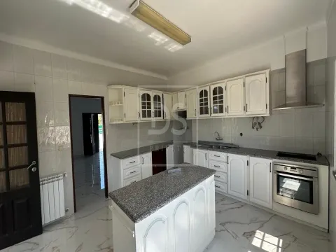 Moradia T4 com Mais de 1.500 m² de Terreno e Cave Habitável | Monte Redondo – Torres Vedras