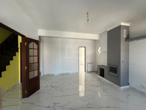 Moradia T4 com Mais de 1.500 m² de Terreno e Cave Habitável | Monte Redondo – Torres Vedras