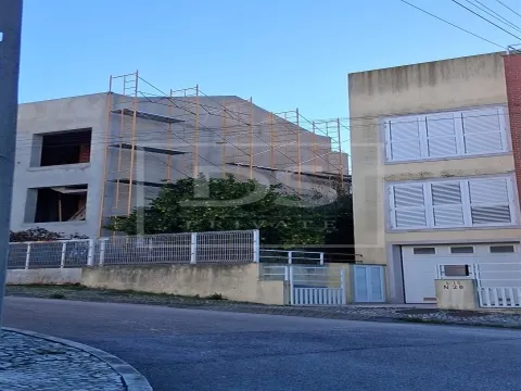Moradia T3 com Piscina, Garagem 67 m² e Espaço Exterior – Santa Iria de Azóia
