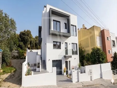 Moradia T4 com Piscina, Garagem 67 m² e Espaço Exterior – Santa Iria de Azóia