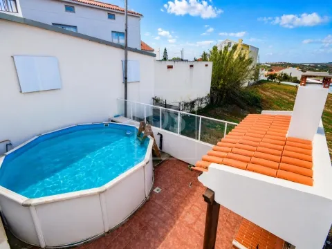 Moradia T3 com Garagem, Churrasqueira e Vista Desafogada sobre o Campo – Atalaia, Lourinhã