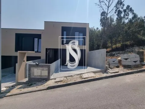 Vivendas T3, gaveto em banda situada em Lanhoso- Póvoa de Lanhoso
