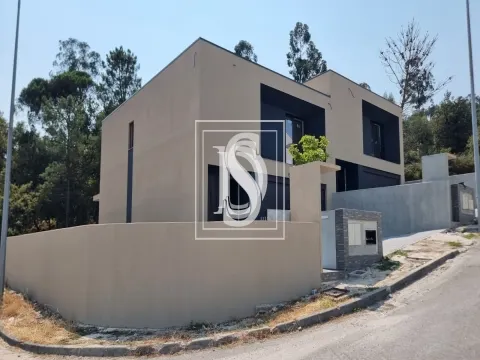 Vivendas T3, gaveto em banda situada em Lanhoso- Póvoa de Lanhoso