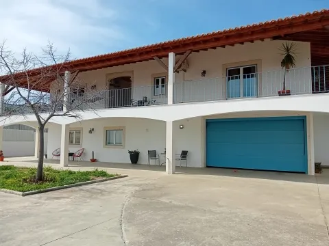 Moradia T4 Exclusiva na Meia Via, Torres Novas – Espaço, Conforto e Lazer
