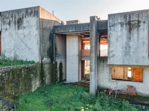 Projeto de Luxo para Concluir – Terreno + Estrutura em Alvelos