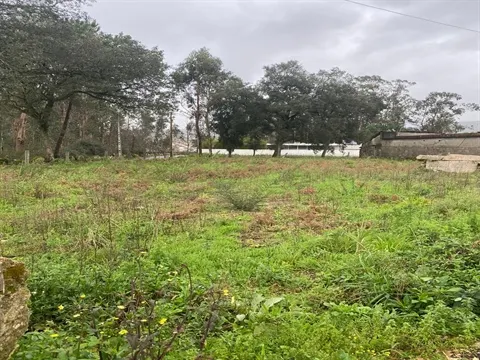 Terreno para construção com 410m² em Vila Cova