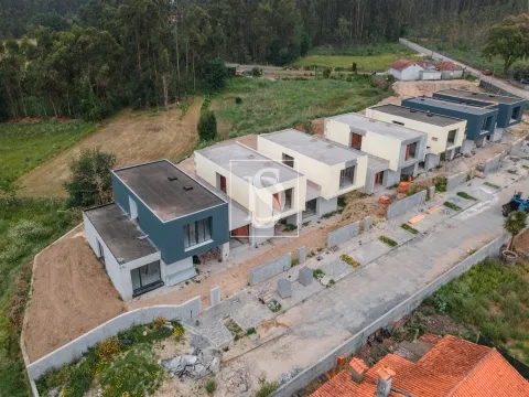Moradia T3 em Estrutura com Jardim e Garagem Fechada em Perelhal, Barcelos