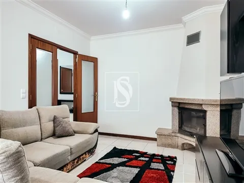 Apartamento T3 no centro de Vila Verde, com garagem fechada e duas frentes