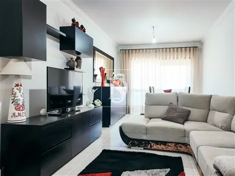Apartamento T3 no centro de Vila Verde, com garagem fechada e duas frentes