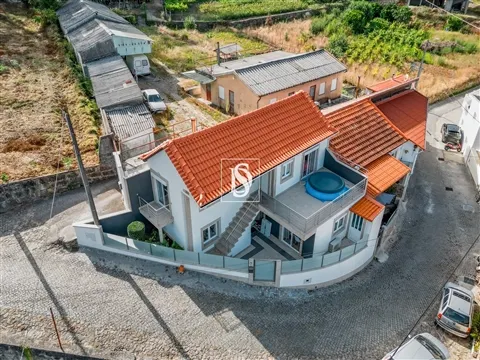 Moradia com 3 quartos completamente Renovada em 2025
