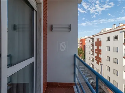 T3 espaçoso com duas varandas e arrecadação no Barreiro