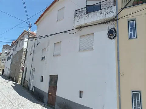 HABITAÇÃO DE R/C, 1º E 2º ANDAR EM GONÇALO, GUARDA