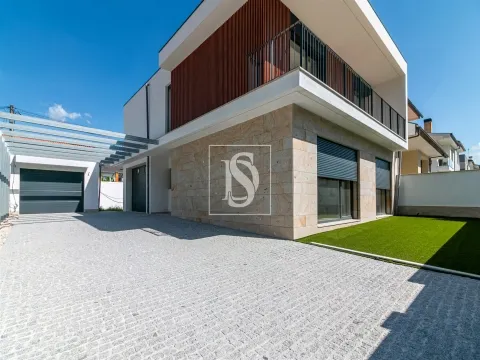 Moradia Geminada T4 com 2 Suites em Palmeira, Braga