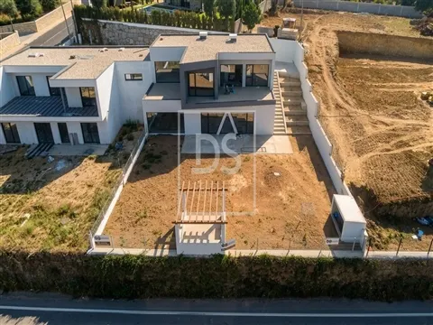 Moradia Geminada T4