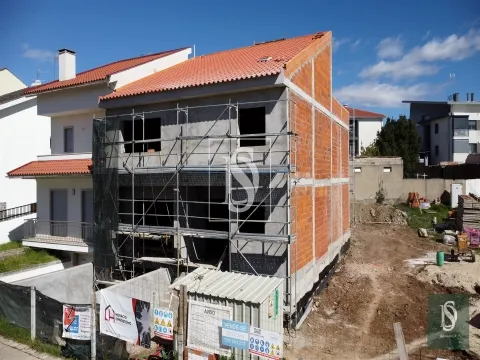 Andar Moradia T3 Duplex no 1.º Andar com Terraço de 60m² em Zona de Excelência