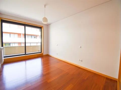 T3 como NOVO, com 3 Lugares de garagem e Arrumos, em Condomínio fechado