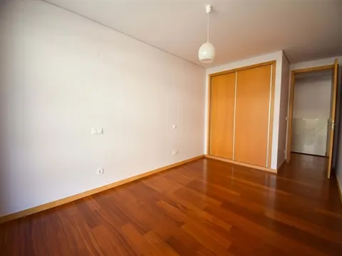 T3 como NOVO, com 3 Lugares de garagem e Arrumos, em Condomínio fechado