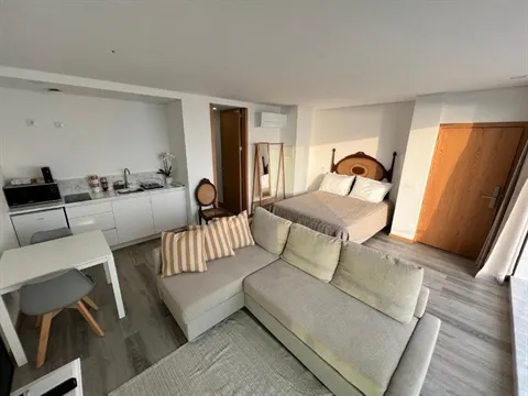 Apartamento T3 dividido em estúdios, em frente ao mar, na Póvoa de Varzim