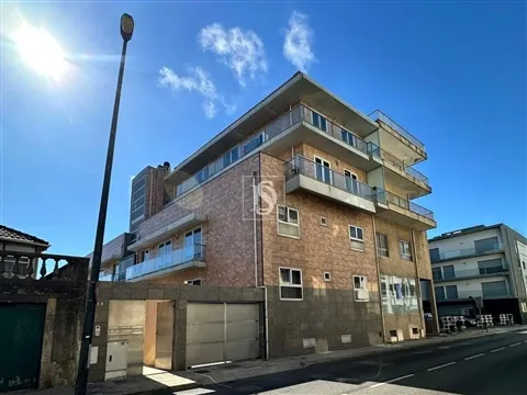 Apartamento T4, renovado, em cond. fechado c/ piscina