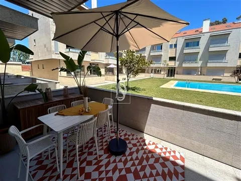 T2 em Cond. Fechado c/ Piscina, Renovado e Mobilado