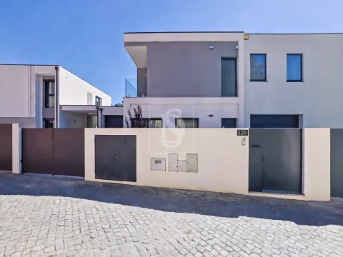 Moradia T4, Moderna, com Piscina, a 500m da Praia em Lavra